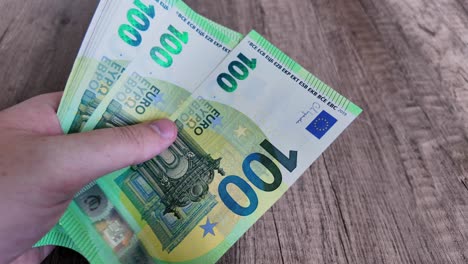 Ein-Mann-Hält-Hundert-Euro-Banknoten,-Geld-Sie