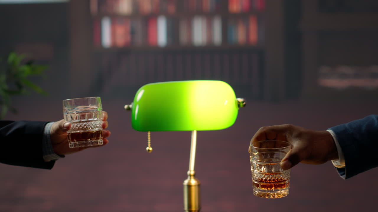 viejos herederos de dinero haciendo sonar vasos de whisky y brindando por su asociación