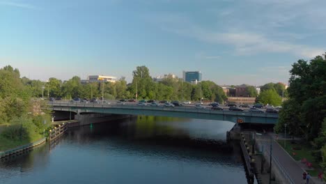 Volar-Sobre-El-Puente-De-Coches-Ocupado