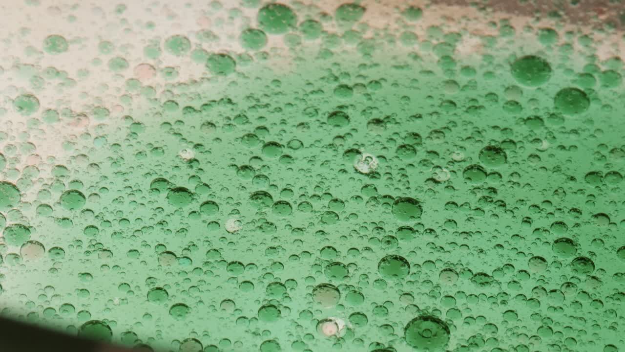 움직이는 페인트의 창의적인 가능성을 탐구하십시오. 회전하는 색이 생생하고 역동적인 디스플레이로 살아납니다.