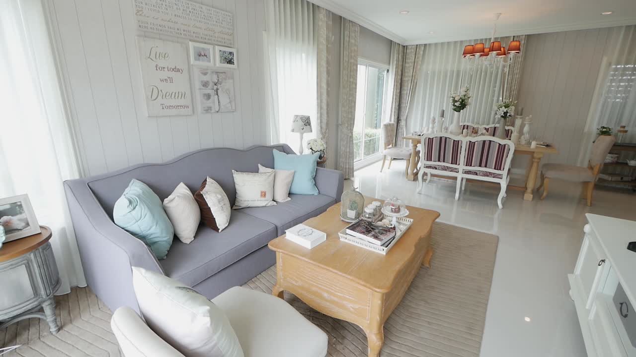 개방형 주택의 밝고 아늑한 거실 장식