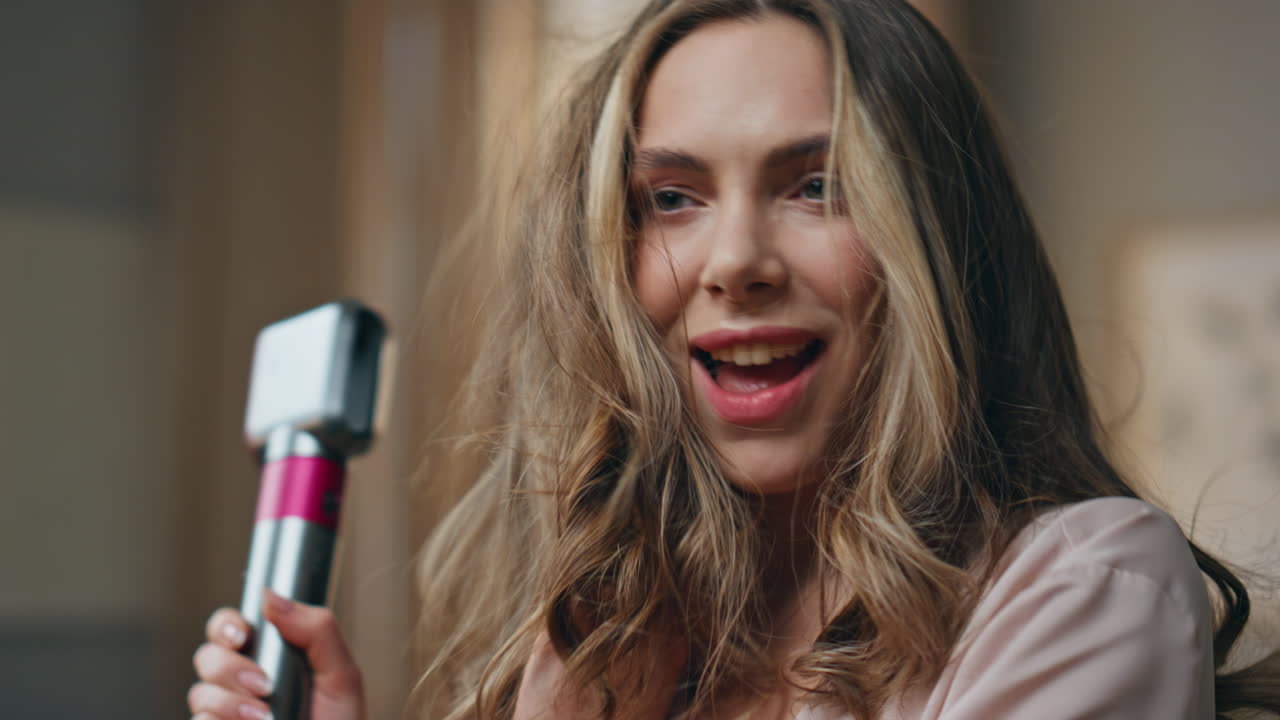 una mujer peinándose el cabello.