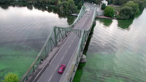 Fliegen-Nach-Oben-über-Die-Brücke-In-Potsdam,-Berlin,-Deutschland