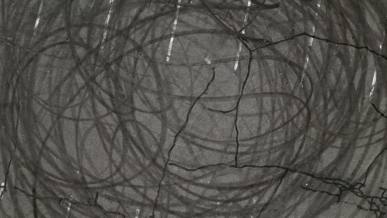 빈 주차장 위의  다운