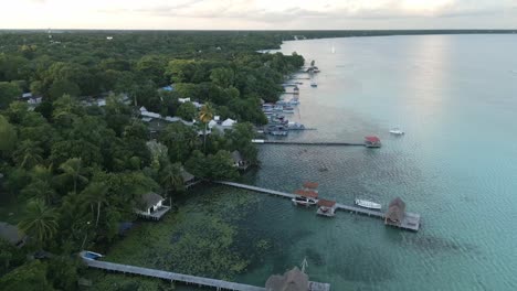 Bacalar-México-Laguna-Siete-Colores-Balneario-Ciudad-En-El-Lago-Drone-Aéreo