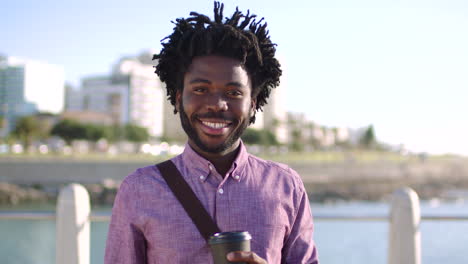 retrato de un hombre negro de moda que hace el viaje diario