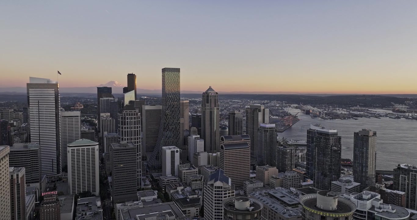 Seattle Washington Aerea v184: sorvolo al tramonto/crepuscolo sopra Belltown, il centro, First Hill e il quartiere degli affari con vista sulle montagne e sulla baia - Scattato con Mavic 3 Pro Cine - 6 ottobre 2023