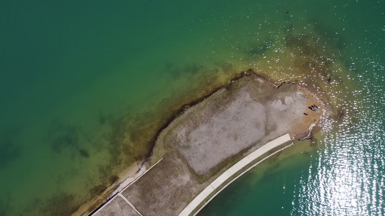 сверху изображен берег озера пластира в греции | 4k