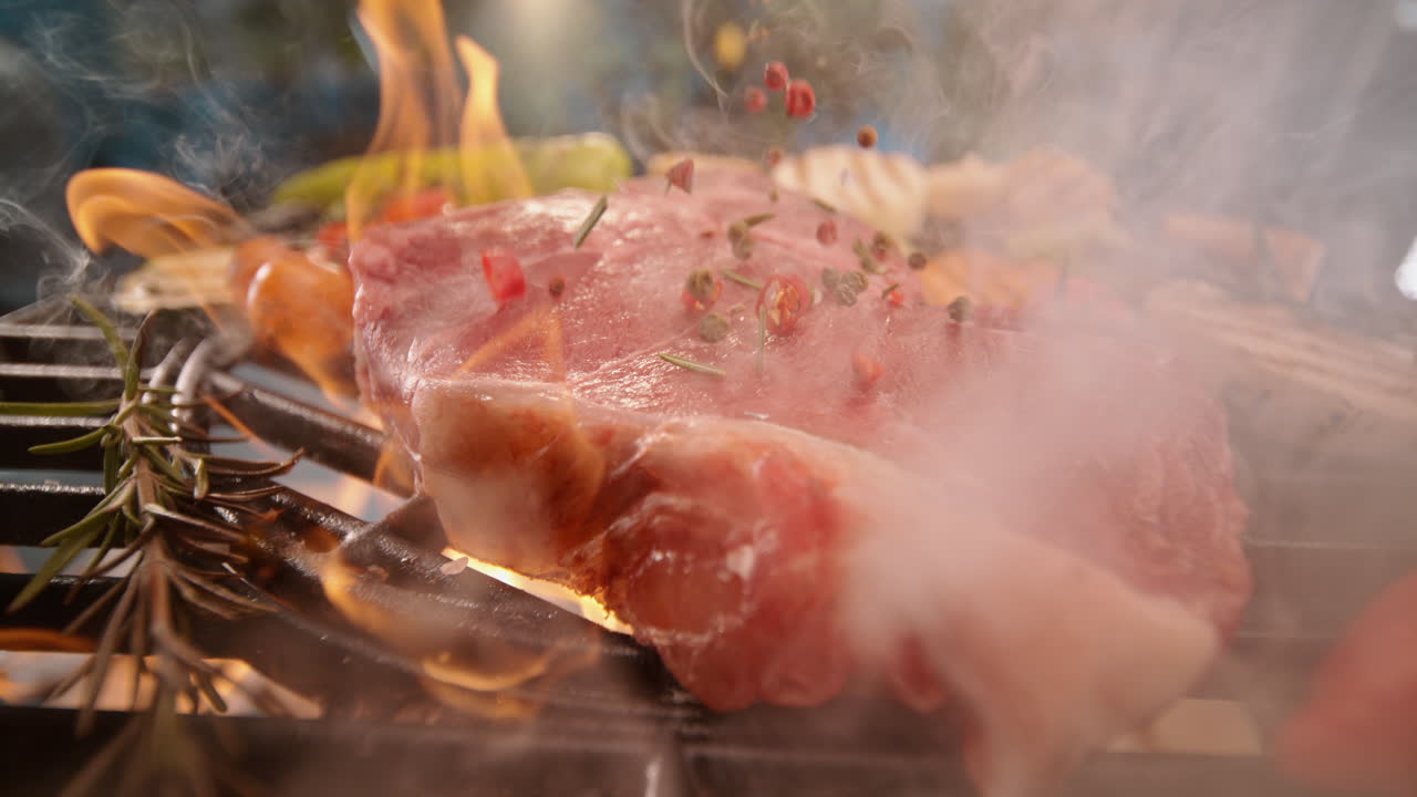 구운 스테이크와 야채