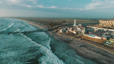 Toma-Aerea-De-La-Playa-En-Tijuana-En-La-Frontera-Con-San-Diego