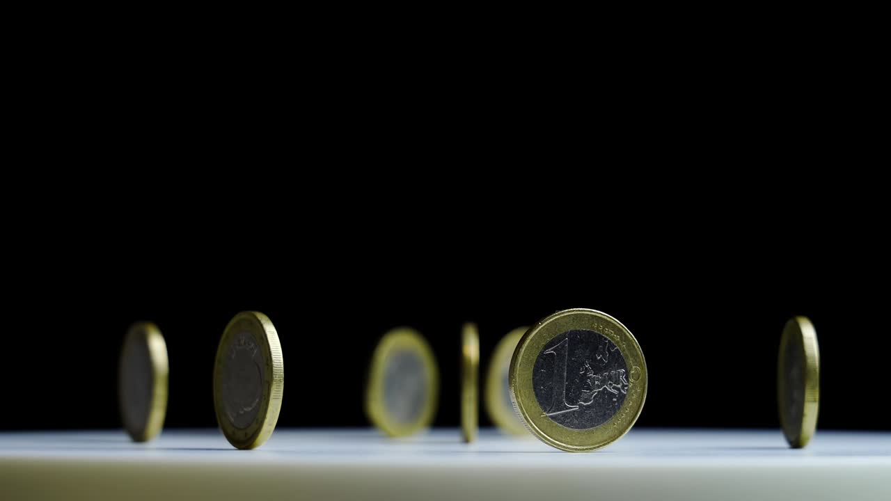 movimiento alrededor de un conjunto de monedas de euro brillantes de pie en las costillas