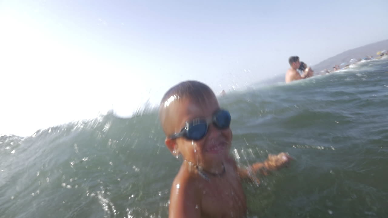 그는 바다에서 목욕하는 것을 좋아합니다.