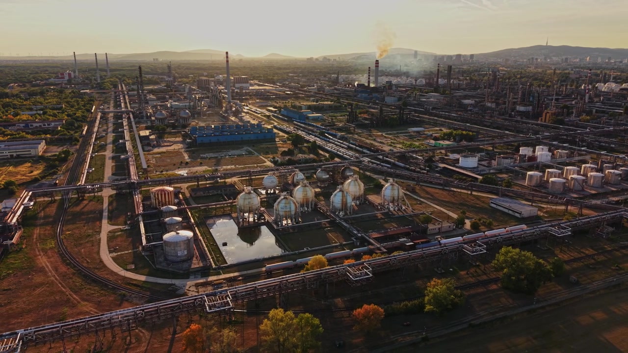 Indústria de gasolina e diesel ao pôr do sol perto de uma grande refinaria.