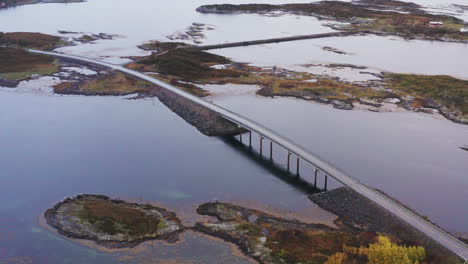 Vista-Aérea-Del-Puente-En-La-Carretera-Del-Océano-Atlántico-Sobre-El-Mar-Noruego-Con-Isla-En-Noruega