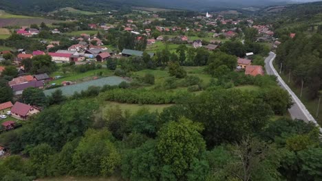 Drone-shot-of-Romanian-traditional-mountain-village,-gloomy-day-in-Transylvania
