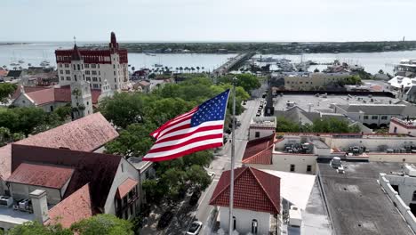 Antena-De-La-Bandera-Americana-En-San-Agustín,-Florida