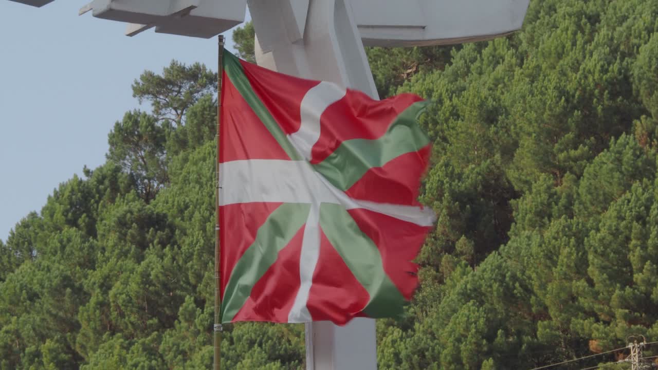 la bandera del país vasco ondeando en el viento. ikurriña
