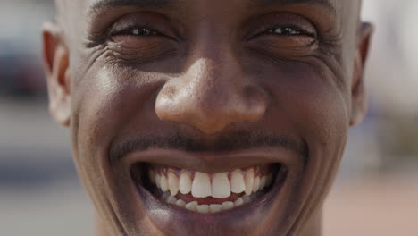 Porträt-Eines-Glücklichen-Afroamerikanischen-Mannes,-Der-Lächelt
