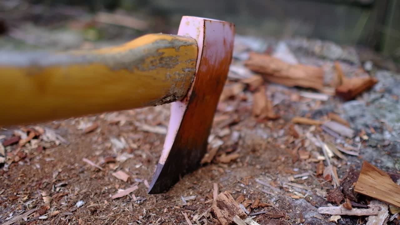 古い斧の動作をクローズ アップで拡大