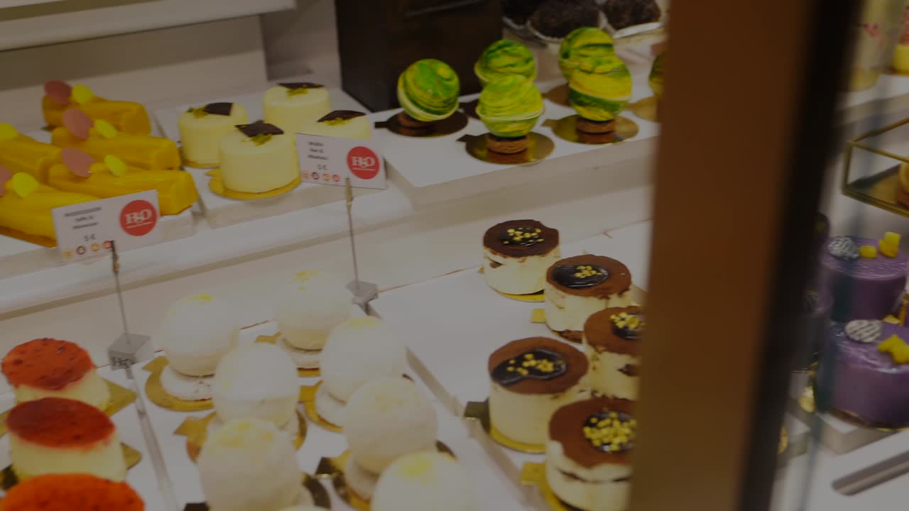 아름다운 유럽 디저트를 전시하고 있습니다.