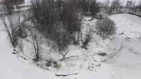 el calentamiento global provoca la acumulación irregular de hielo y el rápido derretimiento en la corriente