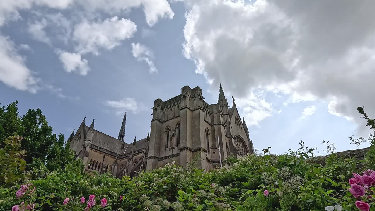 구름이 가득한 하늘 아래 꽃이 피는 정원이 있는 성