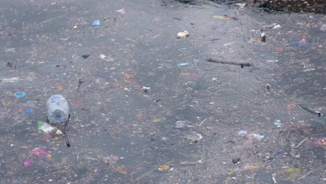 agua contaminada con basura