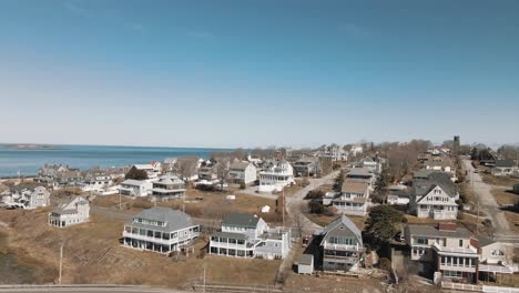 Toma-Aérea-De-Izquierda-A-Derecha-De-Una-Zona-Residencial-En-Cohasset-4k