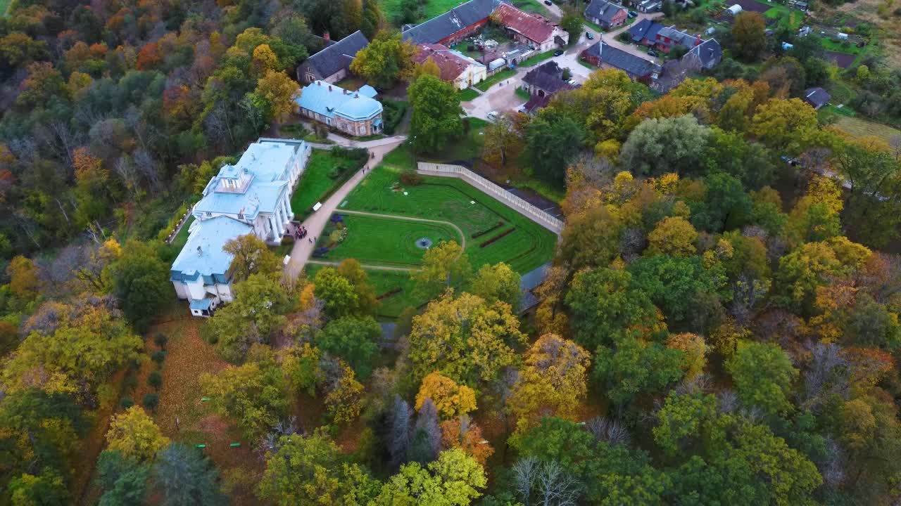 vista aérea del palacio krimulda en el parque nacional de gauja cerca de sigulda y turaida, letonia
