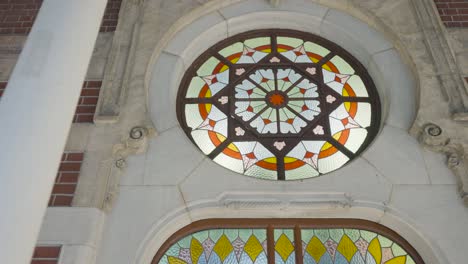 ventana de vidrio adornada en un edificio histórico