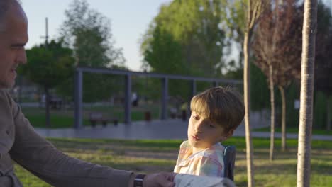 el abuelo y el nieto se llevan bien y pasan tiempo.