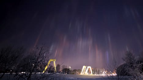 Lichtsäulen-über-Järvenpää,-Finnland-Im-Winter-Bei-Nacht