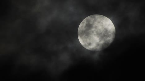 Spukender-Vollmond-Mit-Unheimlichen-Dunklen-Wolken,-Die-Sich-Im-Vordergrund-Vorbeiziehen,-Perfekt-Für-Halloween-Oder-Gruselige-Videoübergänge