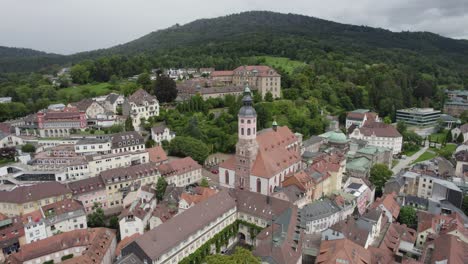 Vista-Aérea-De-La-Colegiata-Stiftskirche-En-Baden-Baden,-Alemania,-En-órbita