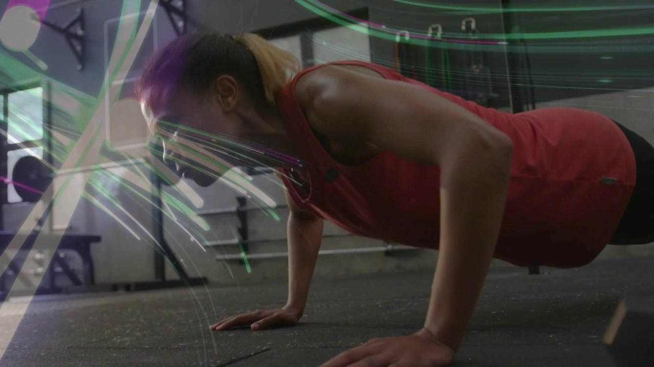 Donna che inizia un piegamento sulle braccia abbassato, espirando e facendo flessioni per il fitness in palestra, con una sovrapposizione che vortica sul fotogramma.
