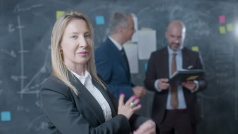 mujer de negocios feliz de pie en la sala de conferencias