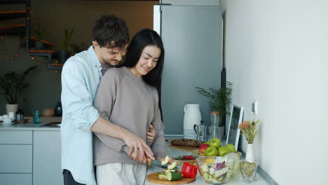 una pareja cocinando juntos.