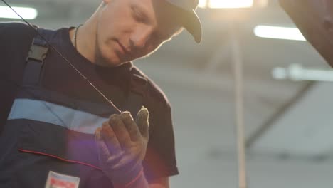 comprobación del aceite del automóvil en el motor. concepto de salud y mantenimiento del automóvil. primer plano