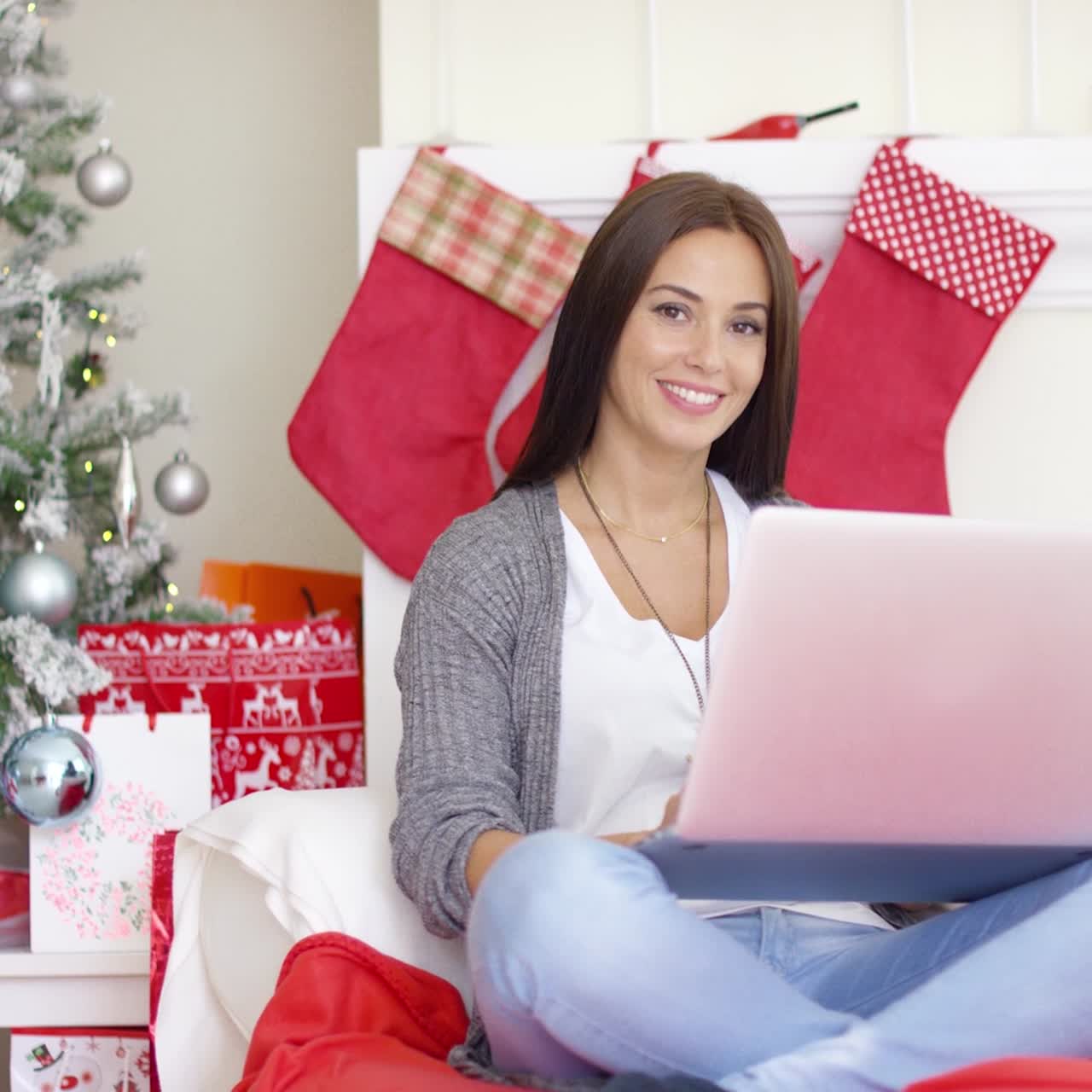 mujer joven relajada que trabaja en su computadora portátil