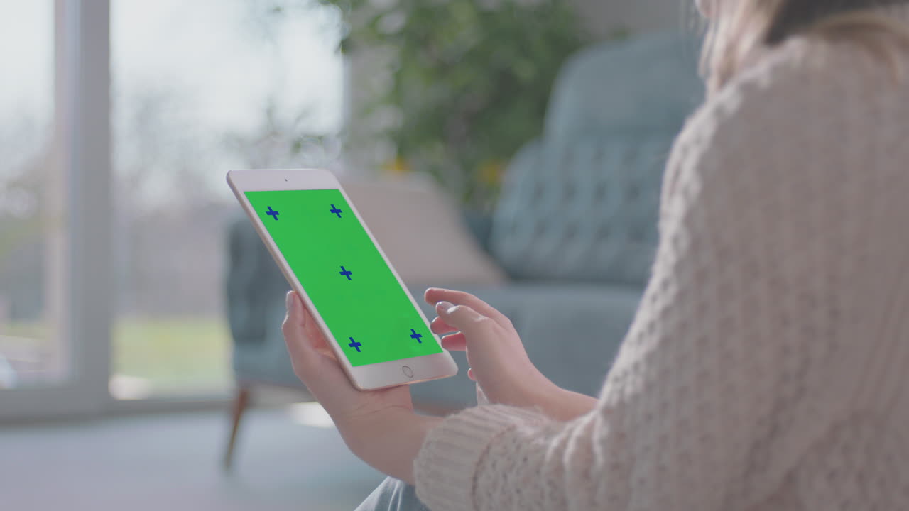 una mujer hermosa navegando por las redes sociales.