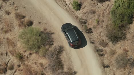 Vista-Aérea-De-La-Conducción-De-Automóviles-En-Un-Camino-De-Montaña