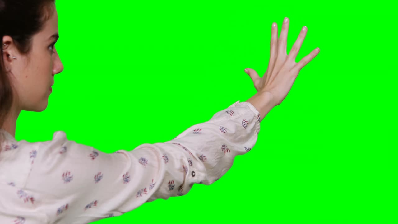 보이지 않는 디스플레이를 만지는 척 하는 여자