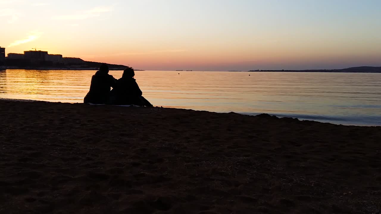 해변 에서 해가 지는 것 을 보는 부부