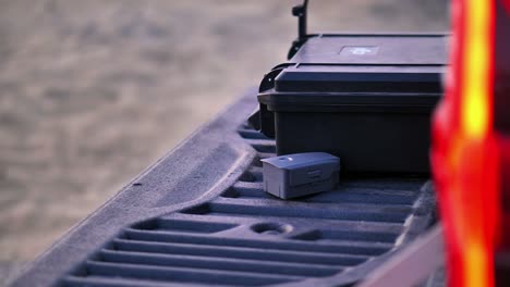 vista de la parte trasera de una camioneta 4x4 con estuche rígido de viaje descansando