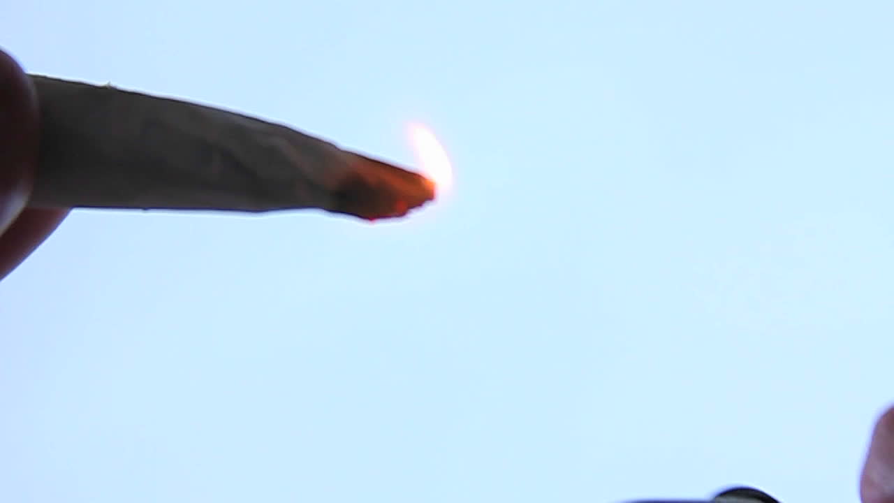 한 사람이 관절에 불을 붙이고 추첨을 합니다.