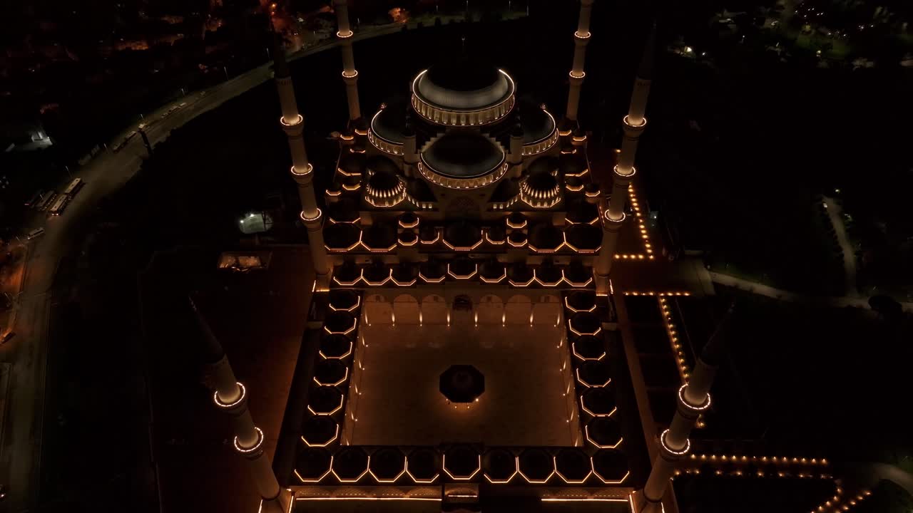 Riprese drone della Grande Moschea di Camlica a Istanbul di notte
