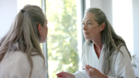 Mujer-Madura-Caucásica-Con-Pelo-Largo-Y-Gris-Hablando-Con-Alguien