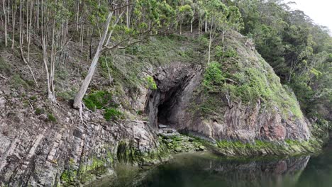 Cueva-Junto-Al-Río-Con-árboles-Encima-De-Drones,-Antena