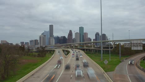 Timelapse-De-Autos-En-La-Autopista-I-45-Norte-Con-El-Centro-De-La-Ciudad-Al-Fondo-En-Houston,-Texas