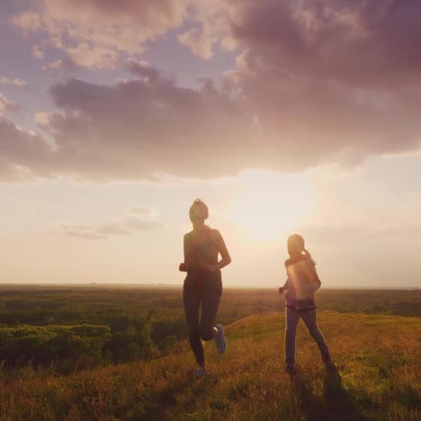 Mama-Und-Tochter-Rennen-In-Den-Sonnenuntergang